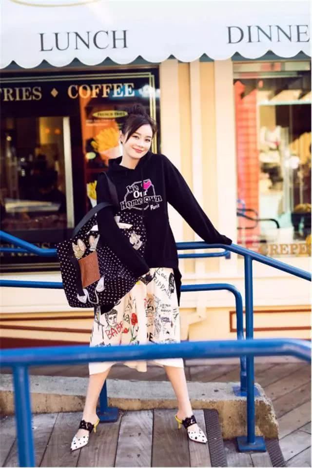 流行服饰别瞎买,40岁后的女人穿这几套更时尚显气质