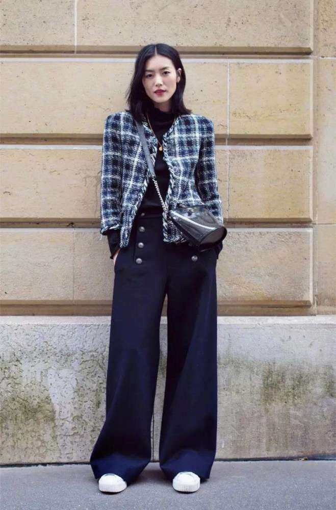 刘雯初秋时尚街拍,高领毛衣配短裤性感又撩人