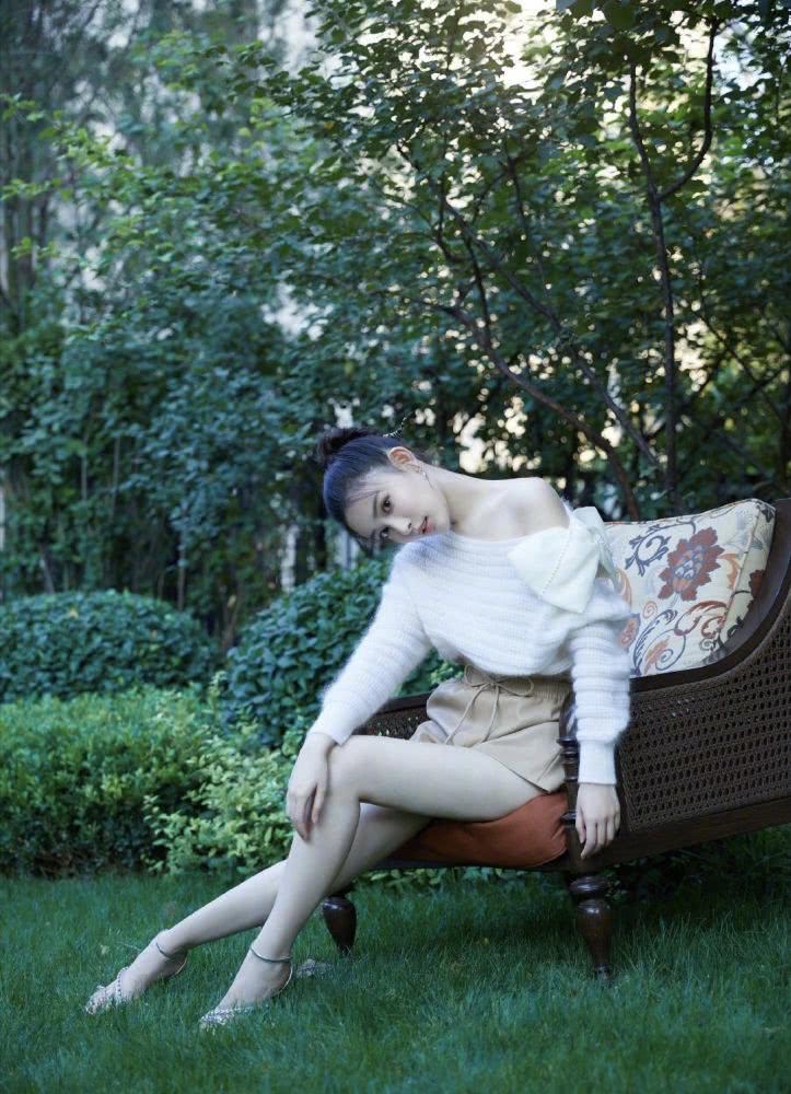 孟子义下衣失踪尽显腿长优势,这一波露腿时尚潮赶的666