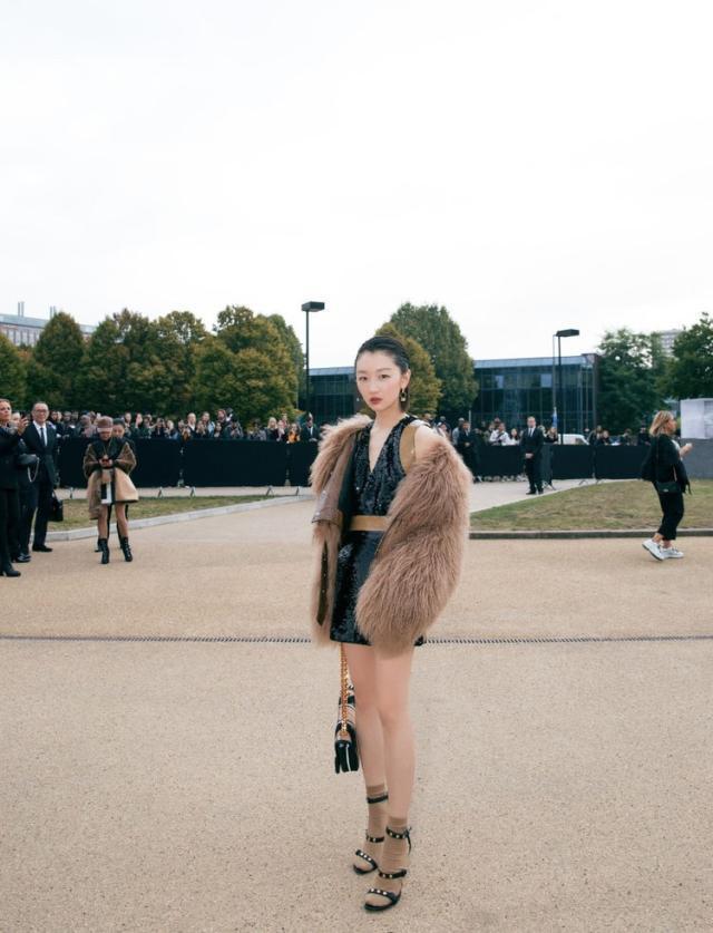 周冬雨惊艳伦敦时装周,小个子穿出了1米八的气场
