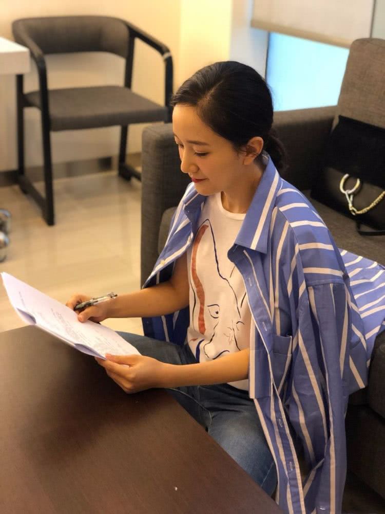 李倩35岁了还是一张娃娃脸,网友发现痣不见了?