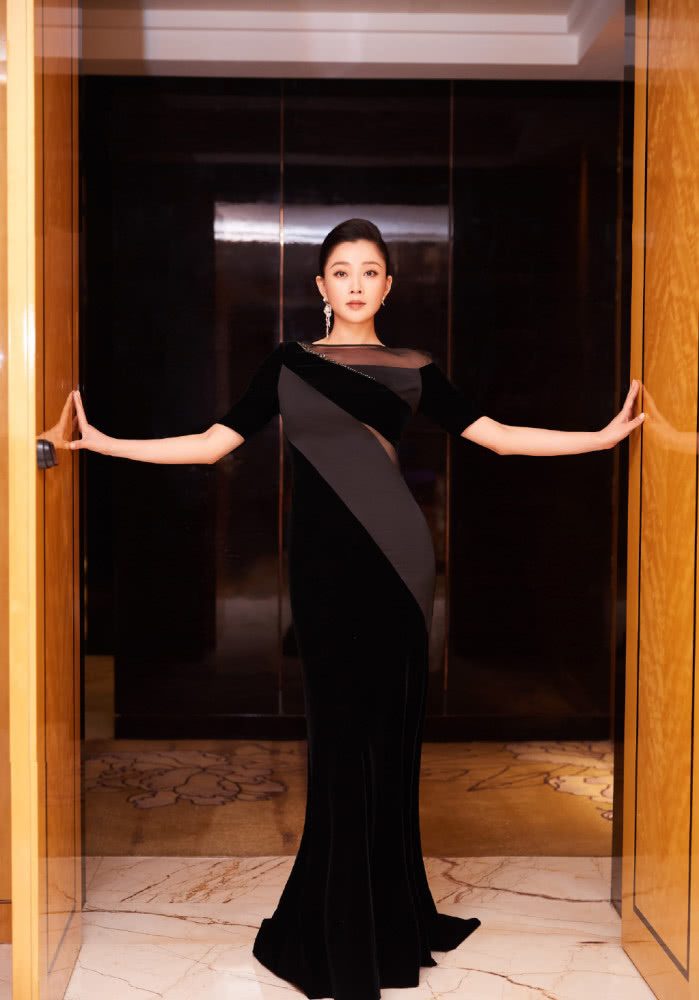 殷桃蓝白羊绒羔短袖青春可爱,搭配粉色大发卡十分少女