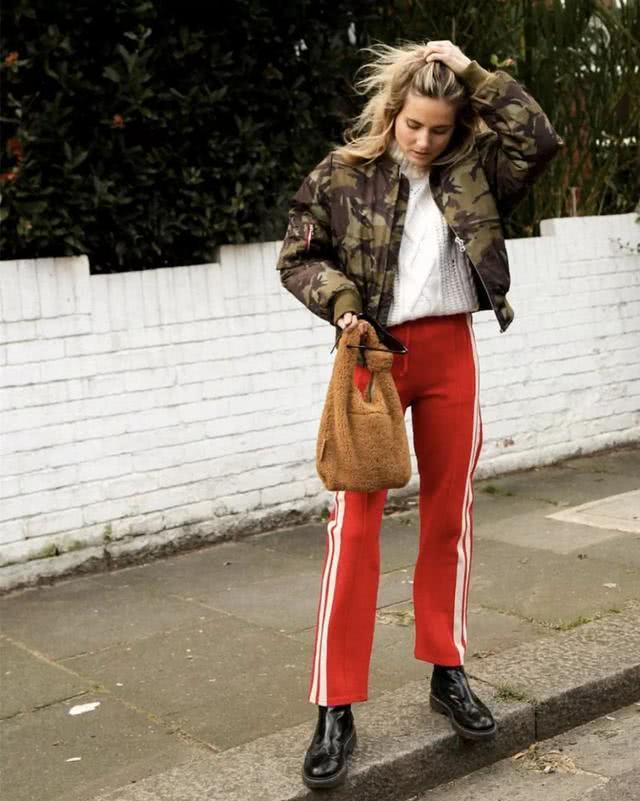 今年裸靴不再流行,长这样的靴子很时尚,小个子女生穿显瘦又显