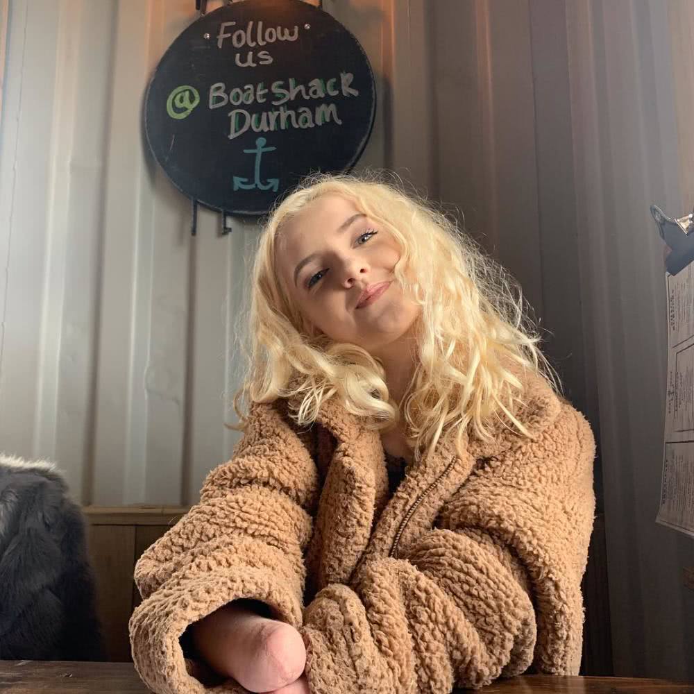 13岁无手美妆博主未来感十足，被赞气场像麦当娜，无惧展示缺憾