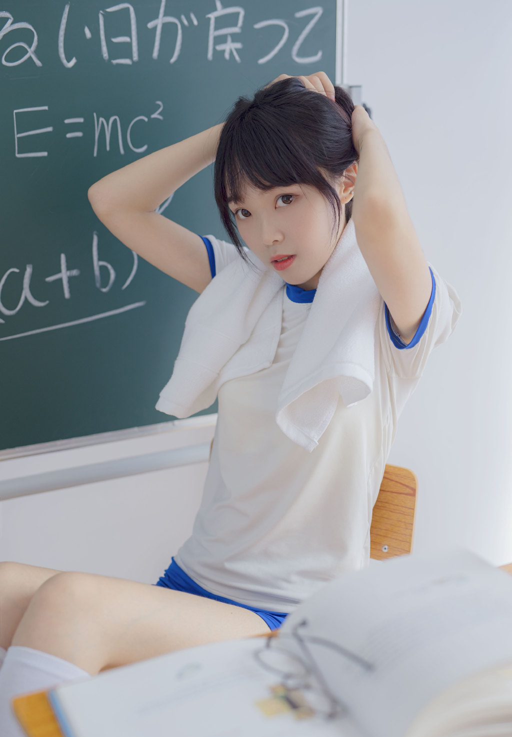 穿着蓝白运动服的白皙漂亮美女上演制服诱惑写真