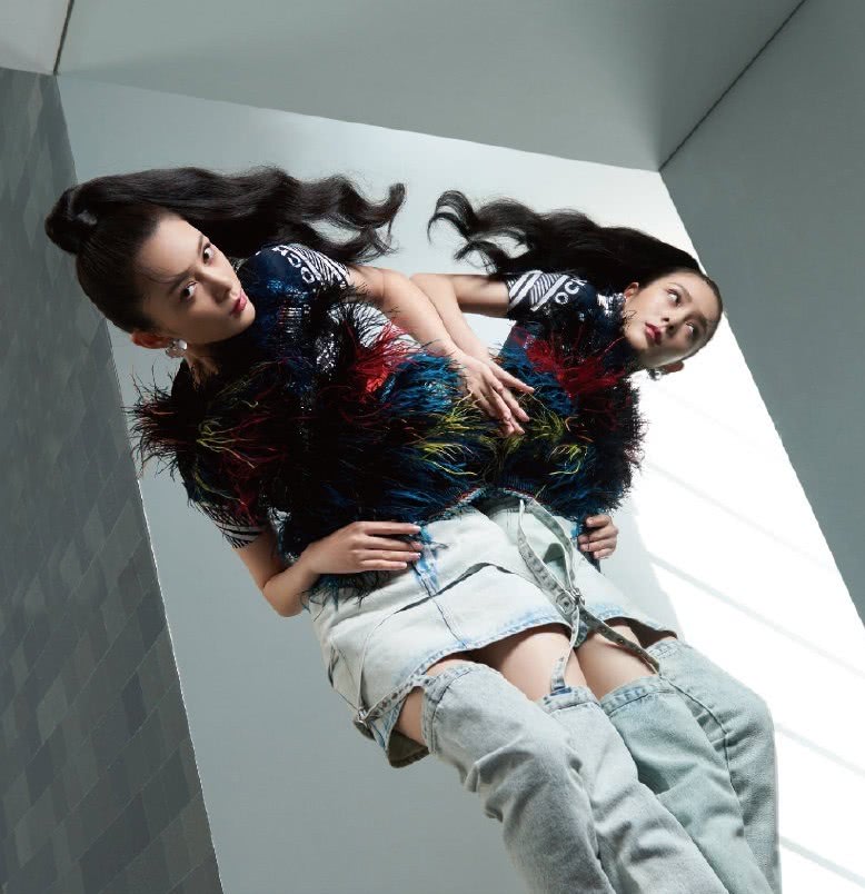 傅菁穿白色衬衣吊带裙配中筒袜，双腿细成了竹竿