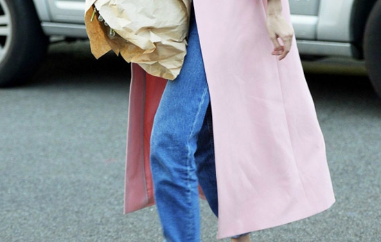 粉色衬衫下半身搭配