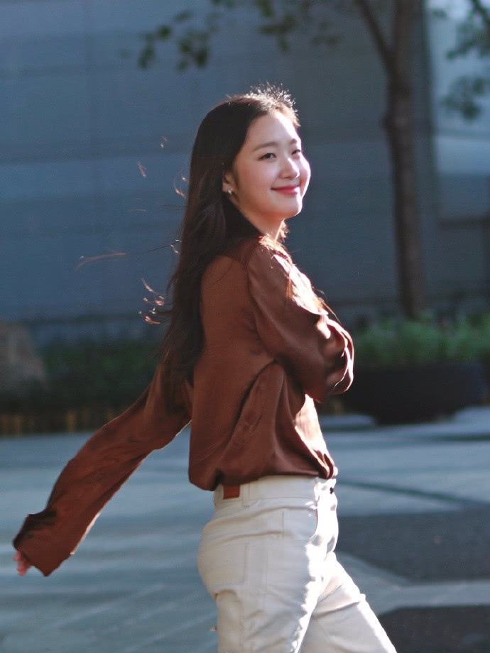 秋日明星机场街拍:孟美岐程潇穿出复古感,金高银打扮最高级