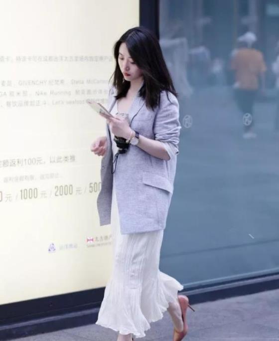 街拍：一条黑色短袖配黑色短裙，穿出时尚优雅女人味