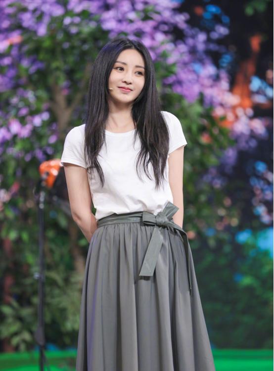 柳岩最新造型换画风，从省布料的熟女到扮嫩学生妹，但她真不适合