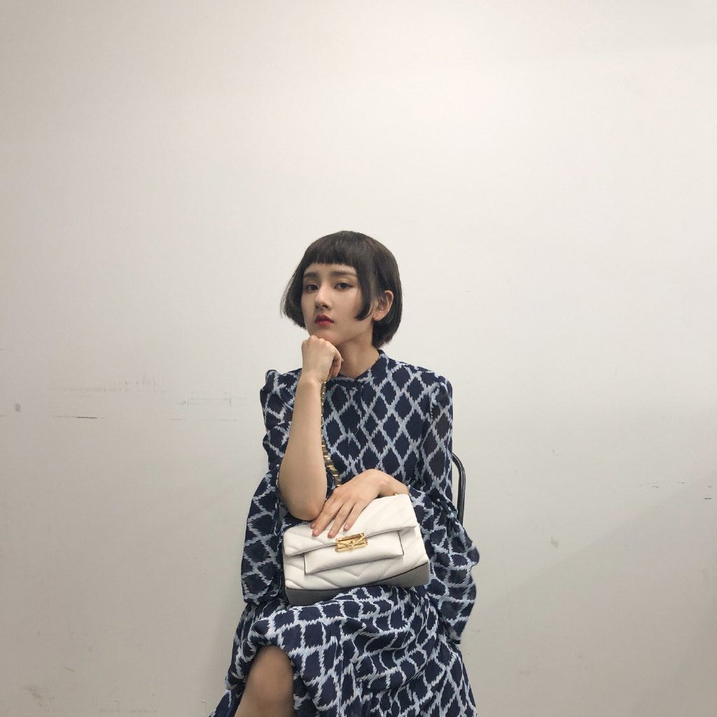 宋祖儿清爽短发写真图片