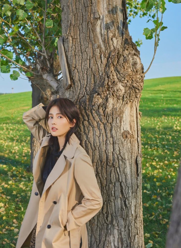 白鹿穿风衣搭配豹纹印花裙,越看越有范儿