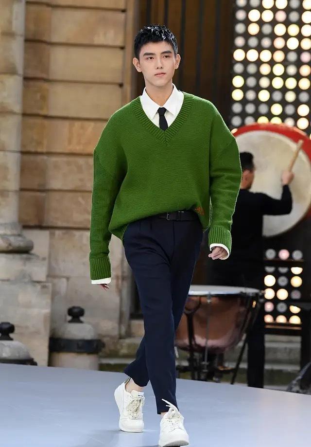 欧阳娜娜、陈飞宇逛街被偶遇,当事人选择沉默,侧面击破失和传闻