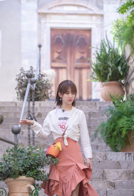 杨紫短衬衣搭配半边裙，高挑纤细，越来越美