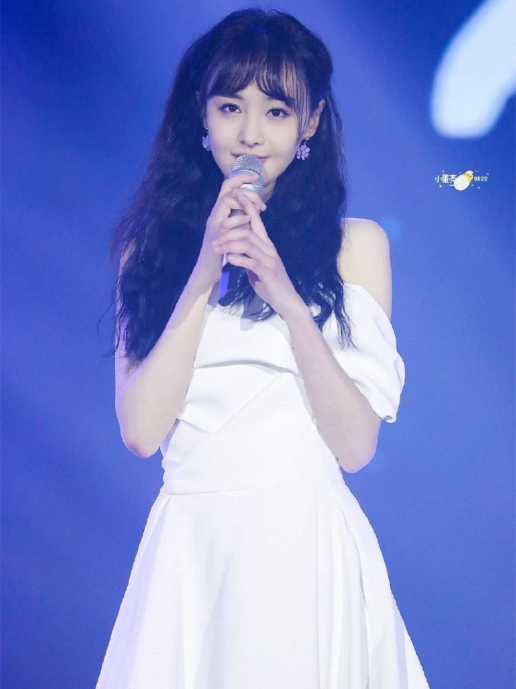 杨丞琳大胆挑战羊毛卷新发型，想不到发型越换越好看