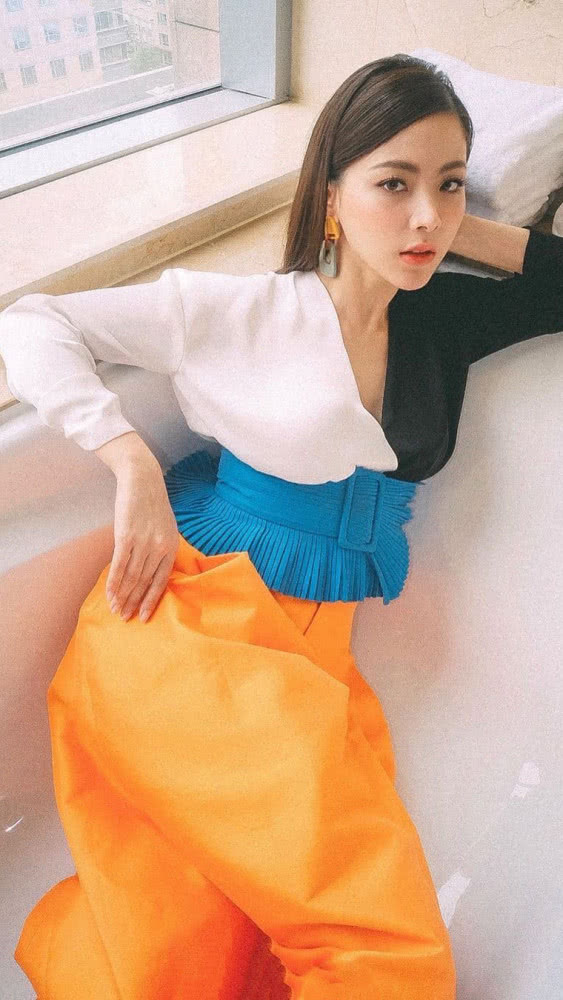 《初恋这件小事》小水,深V上衣搭配阔腿裤美出新高度