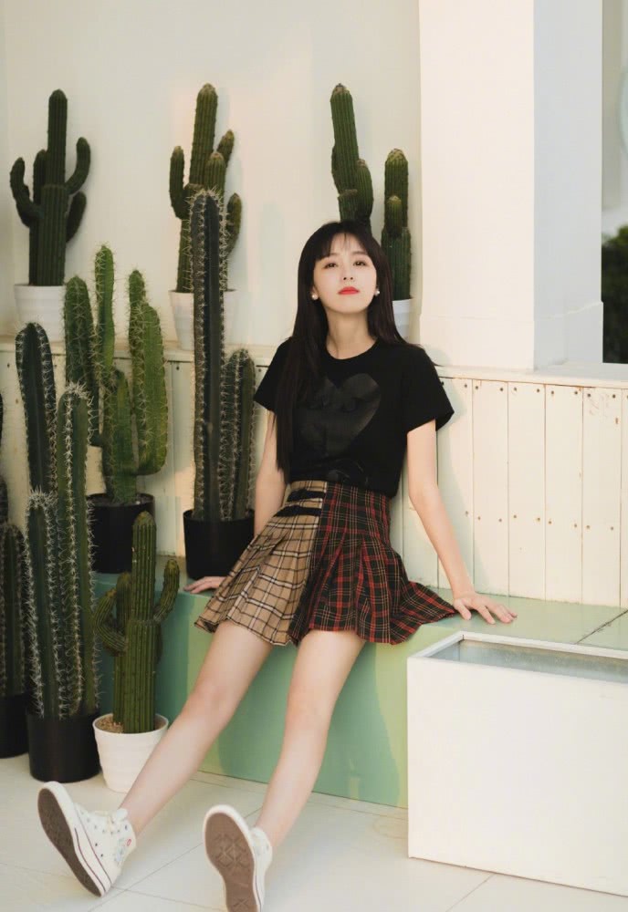 陈都灵穿黑T配百褶裙，少女感不输当年