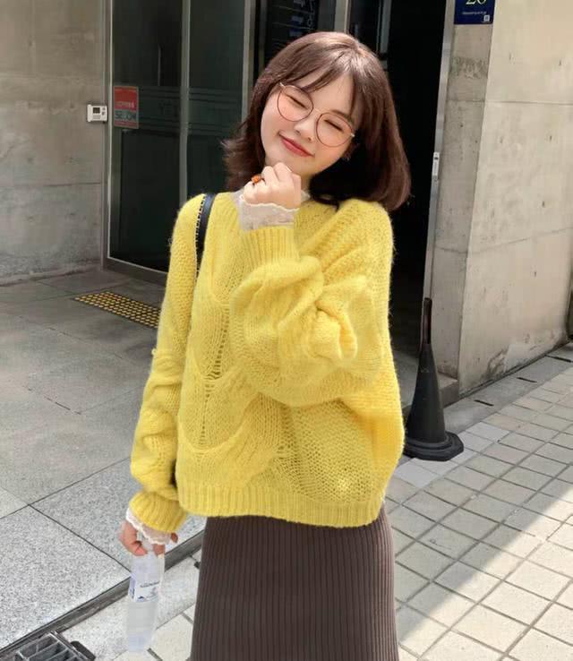 秋天怎么穿？用纯色毛衣温暖你的衣橱