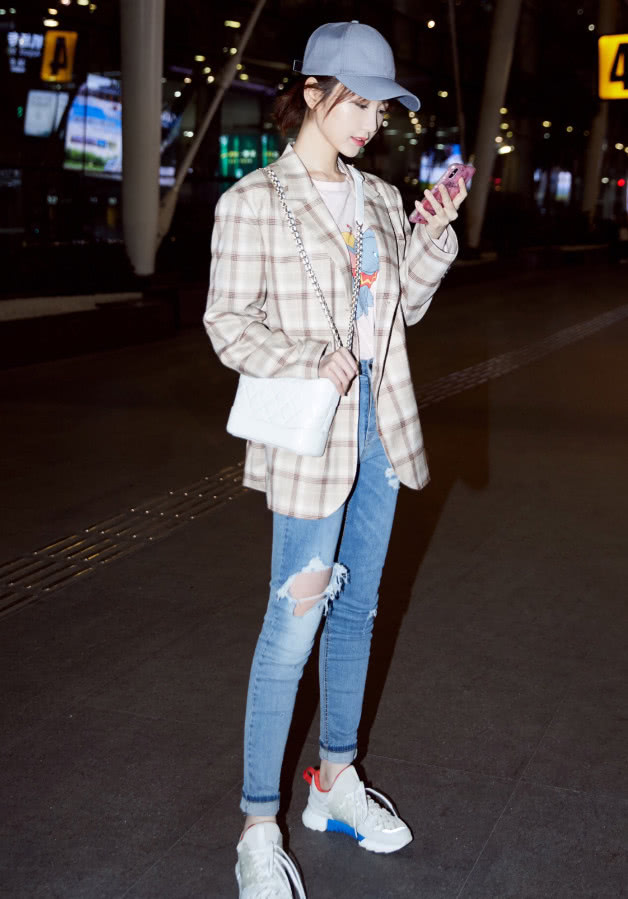 毛晓彤最近录的节目带火了彪马一款“纸巾鞋”,下地干活必备!