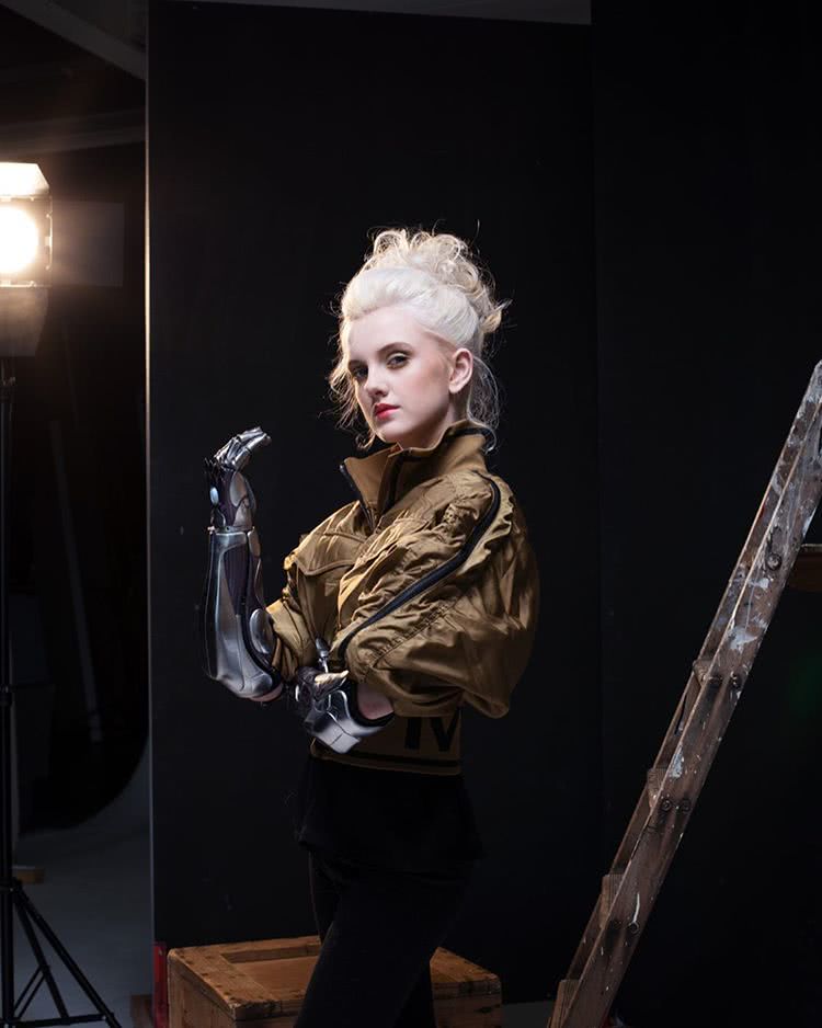 13岁无手美妆博主未来感十足，被赞气场像麦当娜，无惧展示缺憾