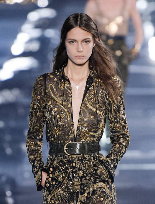 解锁巴黎时装周潮流妆容:水蜜桃气色妆、大地色法式眼影