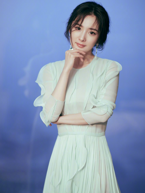 杨幂穿无痕裙秀出好身材，珠宝饰品越发优雅迷人