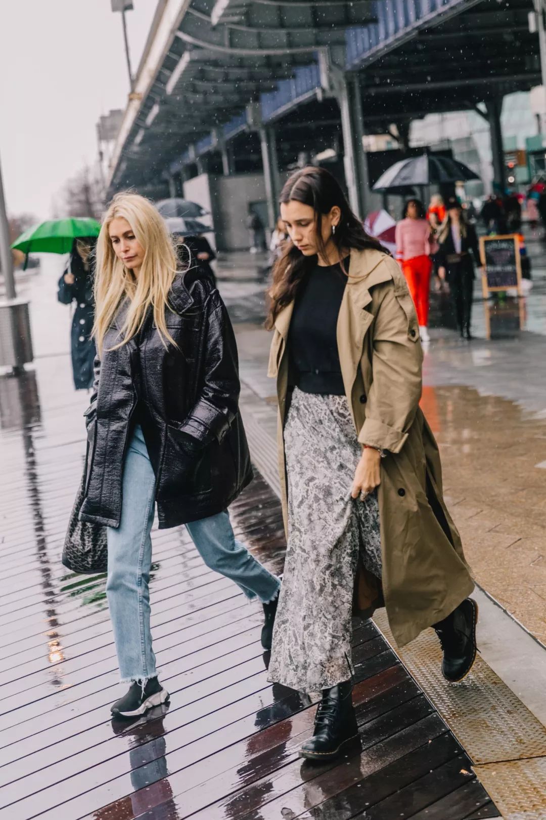 风衣搭配阔腿裤，今秋街拍最潮百搭cp！！！