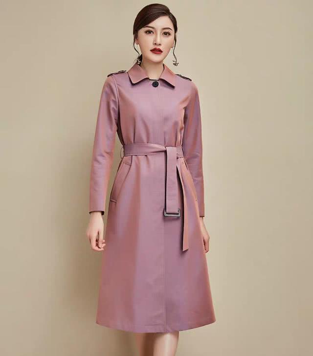 早秋穿什么?修身又有气质的风衣帮你凸显女性帅气洒脱