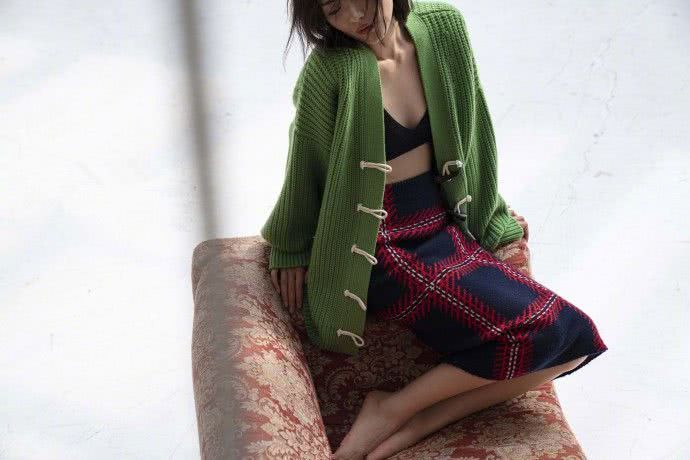 刘雯初秋时尚街拍,高领毛衣配短裤性感又撩人