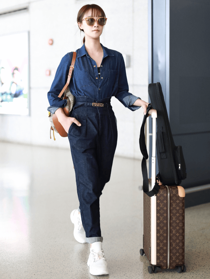 蓝盈莹机场街拍裤子和束腰拼接来穿,意外显腿长5cm