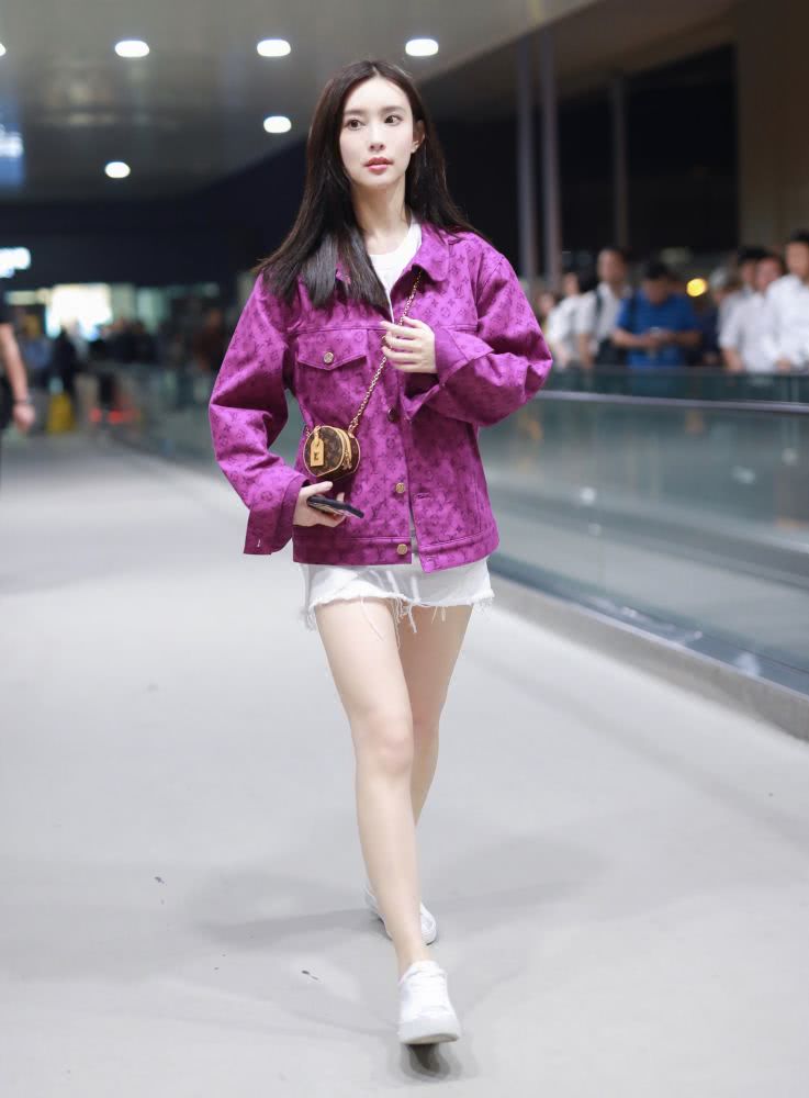 孟子义下衣失踪尽显腿长优势,这一波露腿时尚潮赶的666