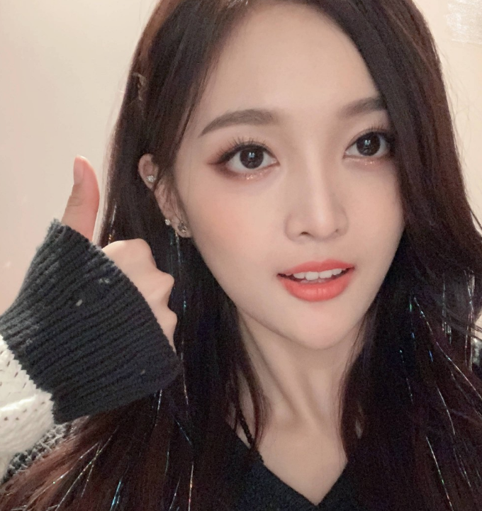 吴宣仪太好看。穿上婚纱那一刻,我恋爱了。