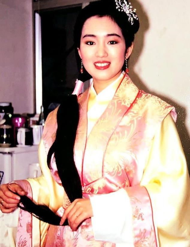 李嘉欣复出饰杨贵妃,于正表扬其是和巩俐同级的女神,被网友反怼