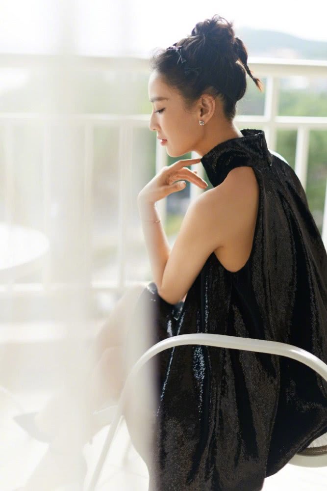 黄圣依最新写真,如同塑料袋的黑色礼服只有她的颜值和气质才能hold住
