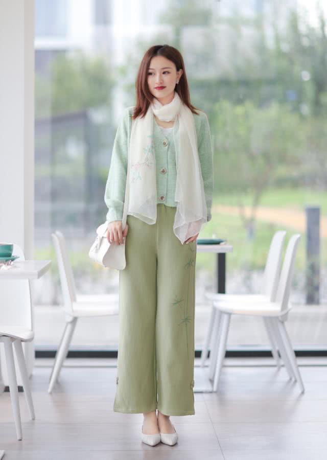 2019年秋天“阔腿裤”继续流行，搭配中式上衣优雅又知性