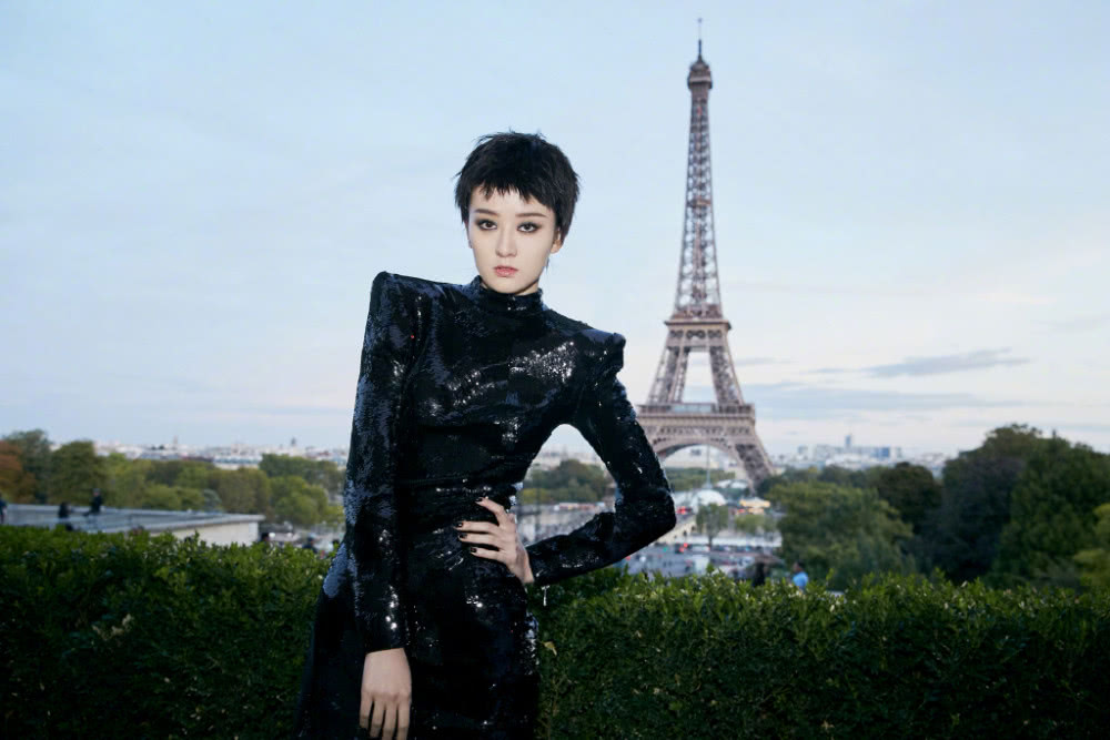 张予曦和乔欣同穿亮片造型看秀,一个霸气一个美艳