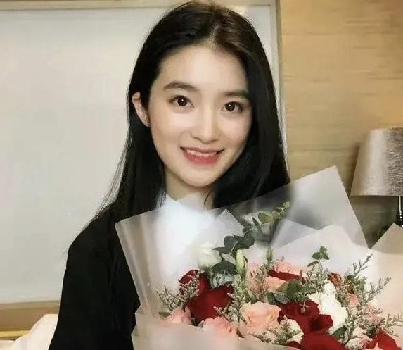 她与年轻时的林青霞一个模子刻出来的,被网友称为“小林青霞”