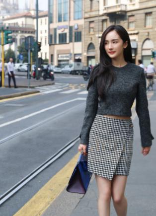 33岁女仆装的杨幂,在51岁身穿少女裙的她面前,差了一个档次