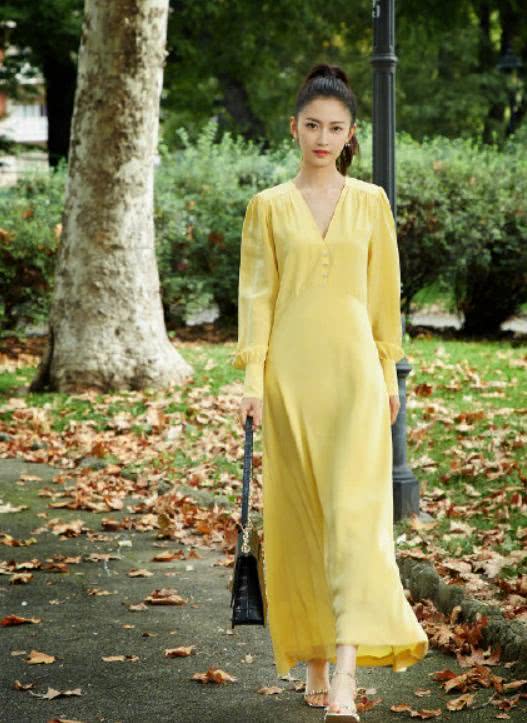陈钰琪穿淡黄色连衣裙知性优雅,女神范十足