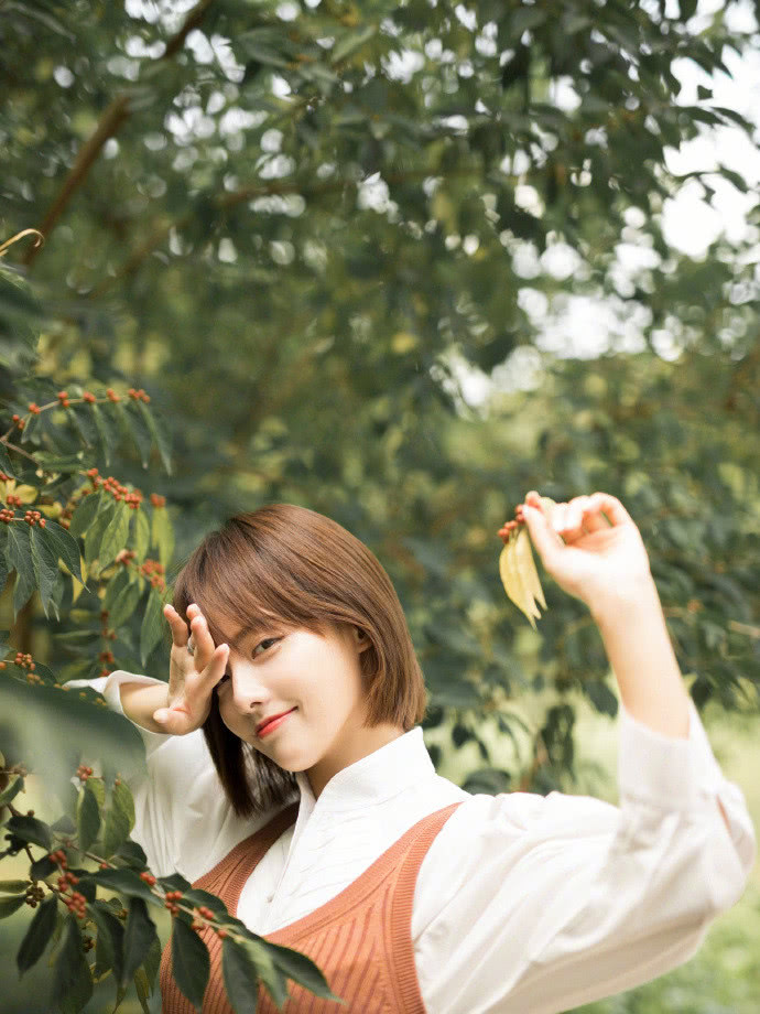 张嘉倪一身清纯装扮配上可爱的短发,秒变青春少女