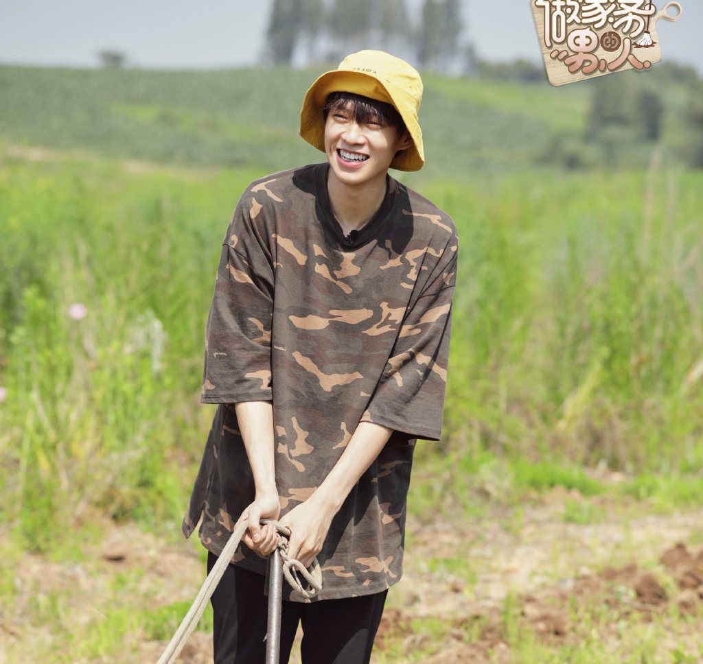 魏大勋实力坑弟,干农活全靠嘴输出,却逃不过亲爸的支配