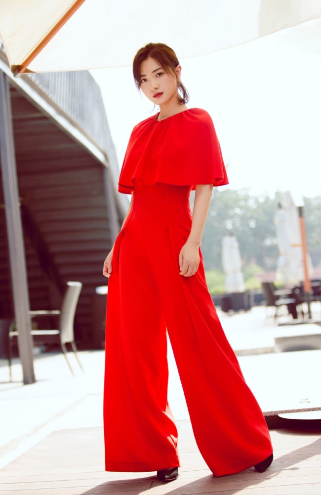 万茜穿一件条纹拼接裙,37岁了却依旧充满少女感