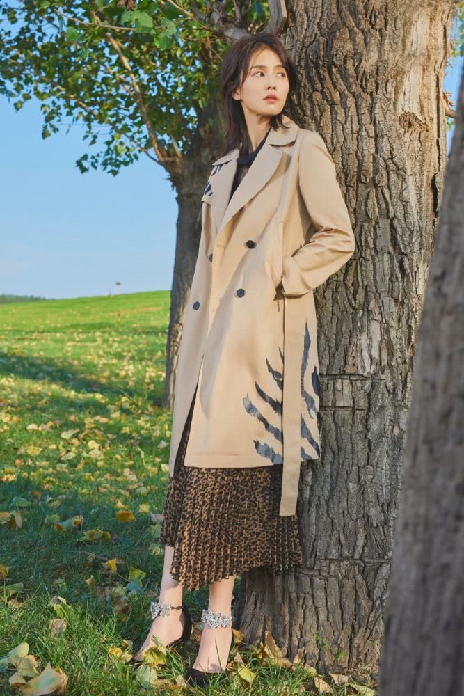 白鹿穿风衣搭配豹纹印花裙,越看越有范儿