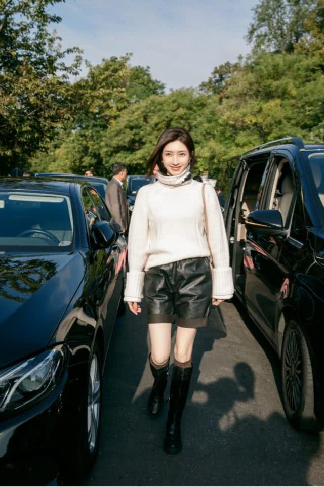 江疏影时尚摩登造型出席时装周，宽松毛衣配短裤，小露超模漫画腿