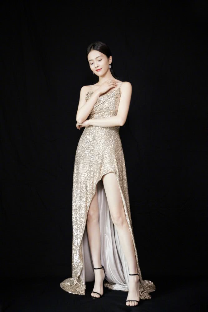 白鹿穿风衣搭配豹纹印花裙,越看越有范儿