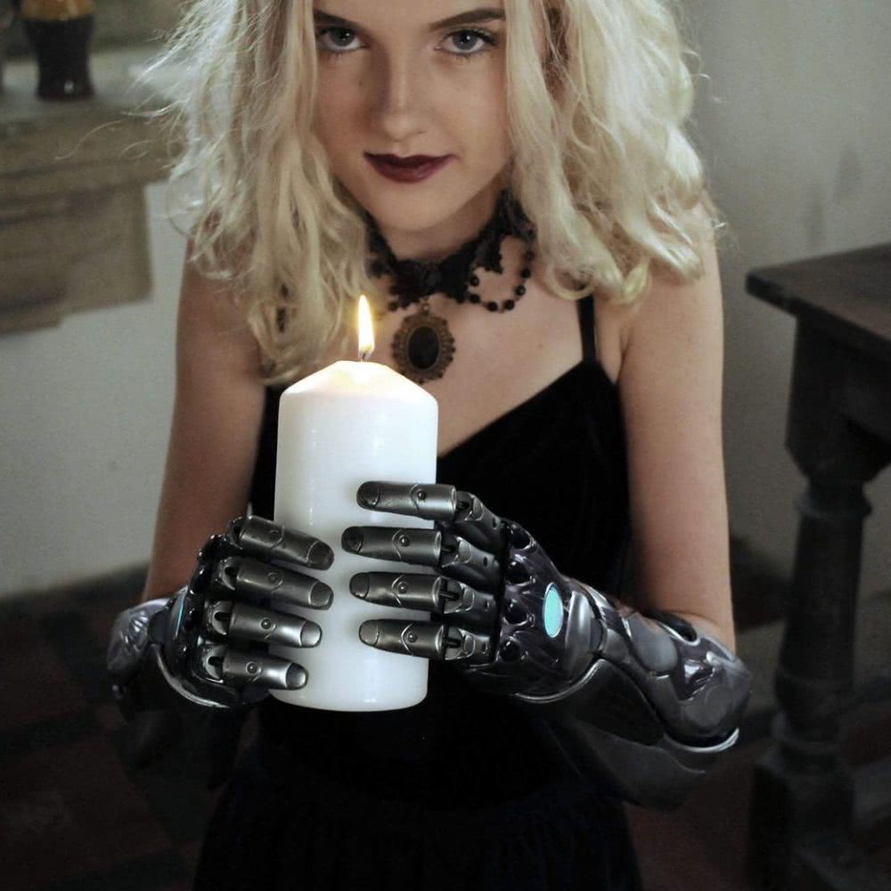 13岁无手美妆博主未来感十足，被赞气场像麦当娜，无惧展示缺憾