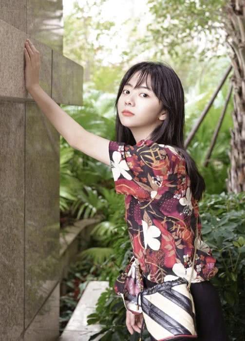 谭松韵穿黑色连衣裙搭印花衬衫,尽显女神气质