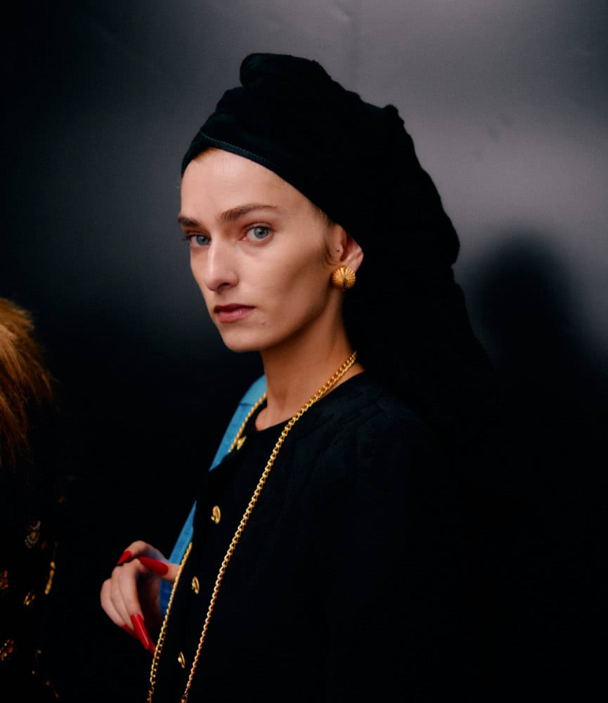 解锁巴黎时装周潮流妆容:水蜜桃气色妆、大地色法式眼影