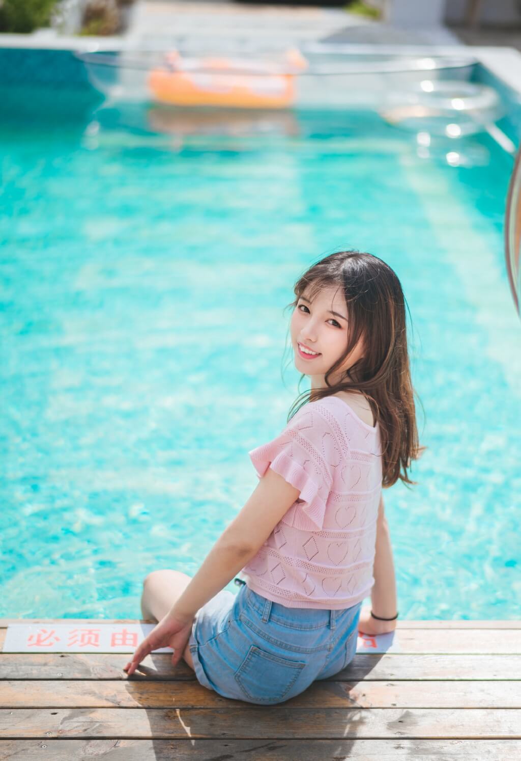 长相甜美少女夏日勾魂泳池性感图片写真
