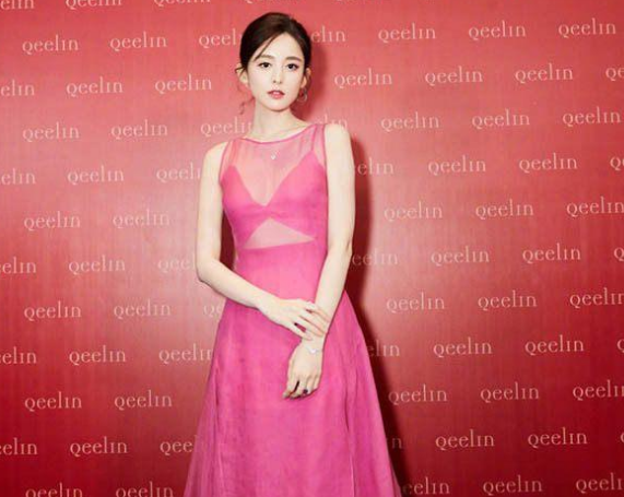 乡村枚红色也只有娜扎能hold住了,好看的人真是穿什么都好看